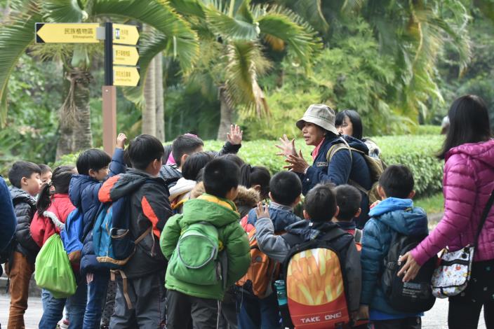 植物園以研究、保育、教育與遊憩此四大功能來與一般公園有所區別。台北植物園有定期與預約導覽項目，歡迎民眾參與預約。