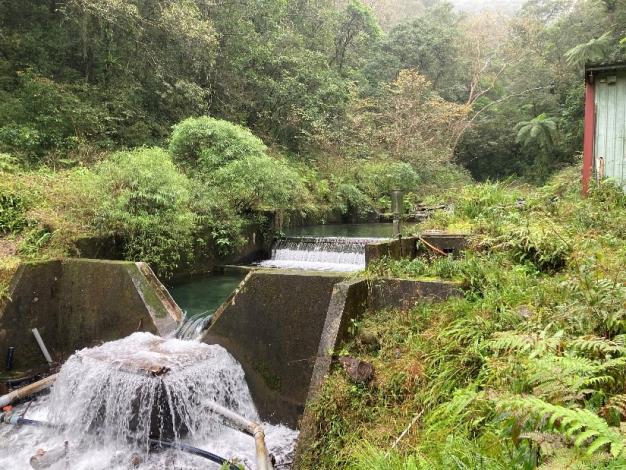 為長期監測森林集水區之溪水流量，於所轄主要試驗林地設置量水堰，並定期維護清砂。