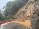 圖二 同上處，因奈格颱風豪雨，111年10月31日上邊坡再度崩塌，土石滑落覆蓋路基。