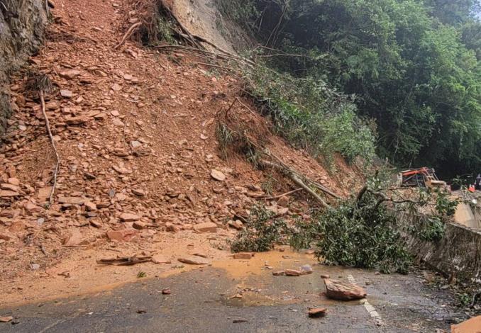 圖一  福山植物園聯外道路2.8K因尼莎颱風豪雨，111年10月16日上邊坡發生崩塌。