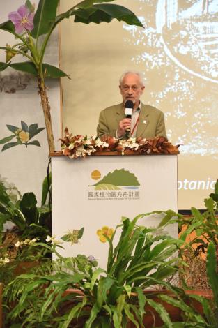 圖2.美國康乃爾大學植物園的園長Christopher Dunn博士，在演講時特別強調民族植物學與在地保育行動的連結.JPG
