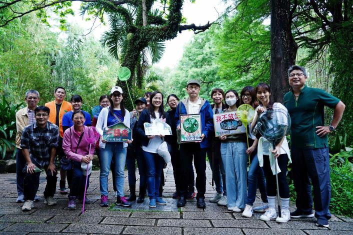 圖1.台北植物園邀集植物園志工以及鄰近的建國中學家長會志工團隊，共同於4月21日地球日前夕，攜手進行園區強勢外來種魚類調查及族群控制工作坊。