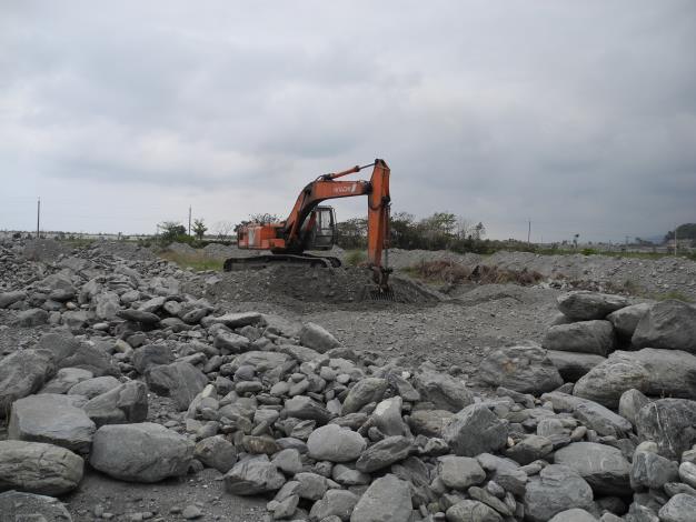 遭受土石流淹沒之礫石地使用挖土機將土體挖鬆，將多數石頭篩離林地，增加土壤含量