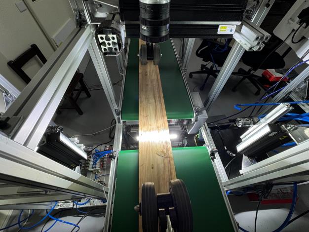 圖2-農森科技公司研發木材智慧影像分等機