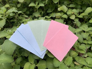 色彩粉嫩的香氛手工紙成品，將抄製完成的手工紙輕輕摩擦，就會散發出精油的香氛氣味。