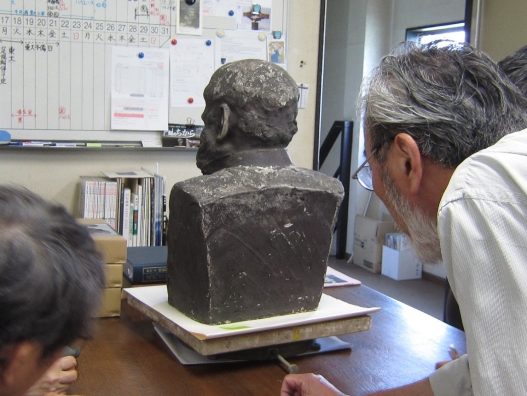 圖4.2013年赴日本洽談佛里銅像重塑事宜，圖中為渡邊家族倉庫的石膏原型