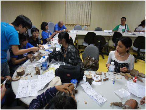 圖2、社區居民親身體驗小徑材組裝的興趣