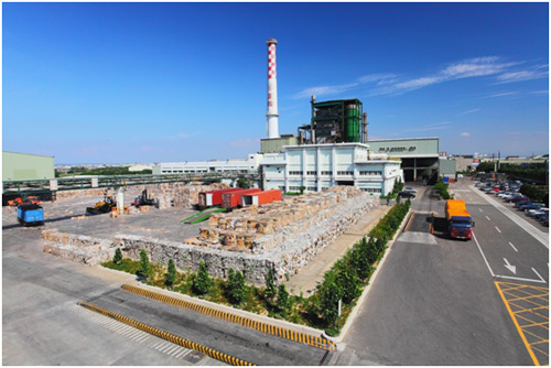 廢紙為台灣造紙廠主要原料，回收利用率高達90%。圖為正隆公司大園造紙廠廢紙存放場。