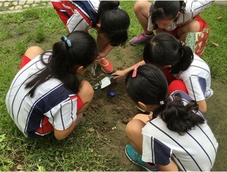 圖1. 學員針對自己校園土壤生態提出相關科學問題，並親手埋設土壤動物取樣陷阱