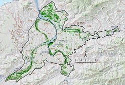 臺北市與新北市都會區綠地覆蓋分布圖，黑色線為都會區周界，深綠色為綠地覆蓋區，套繪的底圖為內政部通用電子地圖與地形陰影圖。