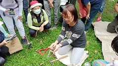 圖4.王巧萍副研究員帶學員在公園操作土壤實驗