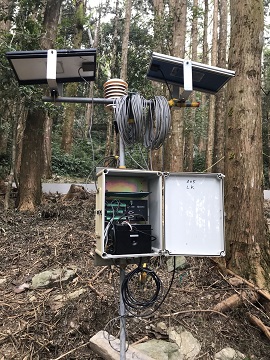 為配合疏伐作業，監測疏伐前後期的林地土壤沖蝕量，在試區下方跟周邊設置林內微氣象觀測儀器。
