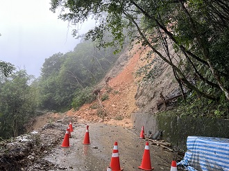 聯外道路2.8K地質尚未穩定，仍不定時因降雨有土石滑落，覆蓋路基(圖為111年10月22日拍攝)。