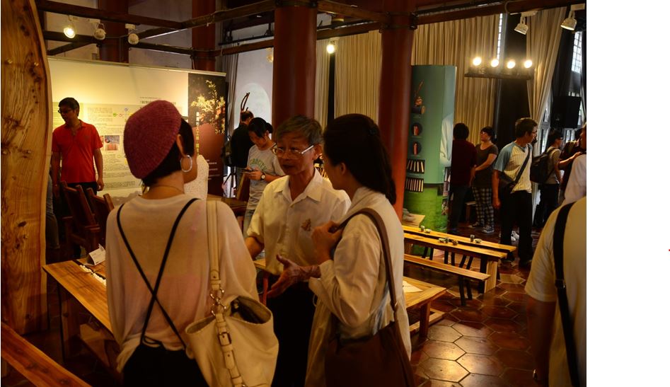展覽場中，曾省三老師向來賓介紹展品。