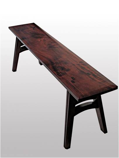 圖2. 相思木長板凳是為這次展覽特別延請李萬財先生製作的作品，木色沈穩優雅，可媲美進口黑胡桃木
