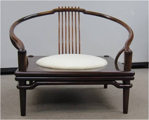 圖1. 結合精湛榫卯工藝與高級木材所製成的禪椅，符合人體工學，可盤坐、或端坐，亦可閒散坐